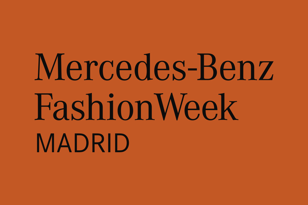 MBFW Madrid FW26 — desfile com vestido de plumas
